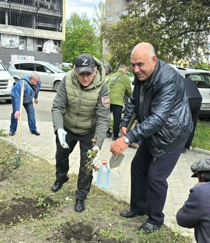Дмитрий Огилец: После еженедельного правления, вместе с ребятами Макеевской городской организации "Российский союз ветеранов Афганистана и специальных военных операций" принял участие в очередном субботнике у памятника...