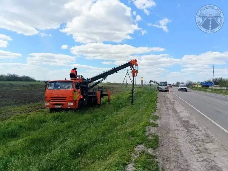 На автомобильной дороге 21К02 Донецк - Макеевка - Торез - до границы ЛНР дорожниками установлено уже более 340 опор освещения На автомобильной дороге 21К02 Донецк - Макеевка - Торез - до границы ЛНР дорожниками установлено уже более 340 опор освещения