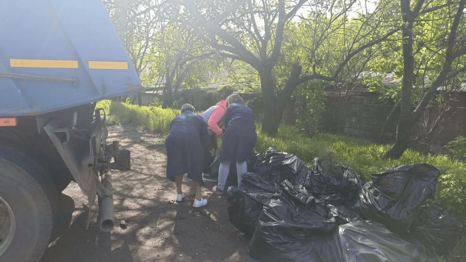 Сегодня, 6 мая, в рамках мероприятий по благоустройству в весенний период были организованы и выполнены работы по вывозу собранного силами МБУДО «Спортивная школа № 2 города Макеевка» и ГБУ ДНР «Станция переливания крови... Сегодня, 6 мая, в рамках мероприятий по благоустройству в весенний период были организованы и выполнены работы по вывозу собранного силами МБУДО «Спортивная школа № 2 города Макеевка» и ГБУ ДНР «Станция переливания крови...