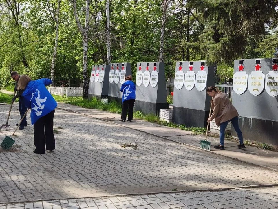 Акция «Чистый обелиск». Сегодня, 6 мая, в рамках партийного проекта «Историческая Память» Всероссийской политической партии «Единая Россия», состоялась акция «Чистый обелиск» Акция «Чистый обелиск». Сегодня, 6 мая, в рамках партийного проекта «Историческая Память» Всероссийской политической партии «Единая Россия», состоялась акция «Чистый обелиск»