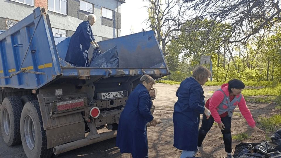 Сегодня, 6 мая, в рамках мероприятий по благоустройству в весенний период были организованы и выполнены работы по вывозу собранного силами МБУДО «Спортивная школа № 2 города Макеевка» и ГБУ ДНР «Станция переливания крови... Сегодня, 6 мая, в рамках мероприятий по благоустройству в весенний период были организованы и выполнены работы по вывозу собранного силами МБУДО «Спортивная школа № 2 города Макеевка» и ГБУ ДНР «Станция переливания крови...