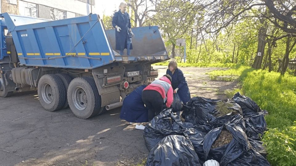 Сегодня, 6 мая, в рамках мероприятий по благоустройству в весенний период были организованы и выполнены работы по вывозу собранного силами МБУДО «Спортивная школа № 2 города Макеевка» и ГБУ ДНР «Станция переливания крови... Сегодня, 6 мая, в рамках мероприятий по благоустройству в весенний период были организованы и выполнены работы по вывозу собранного силами МБУДО «Спортивная школа № 2 города Макеевка» и ГБУ ДНР «Станция переливания крови...