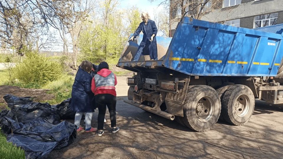 Сегодня, 6 мая, в рамках мероприятий по благоустройству в весенний период были организованы и выполнены работы по вывозу собранного силами МБУДО «Спортивная школа № 2 города Макеевка» и ГБУ ДНР «Станция переливания крови...
