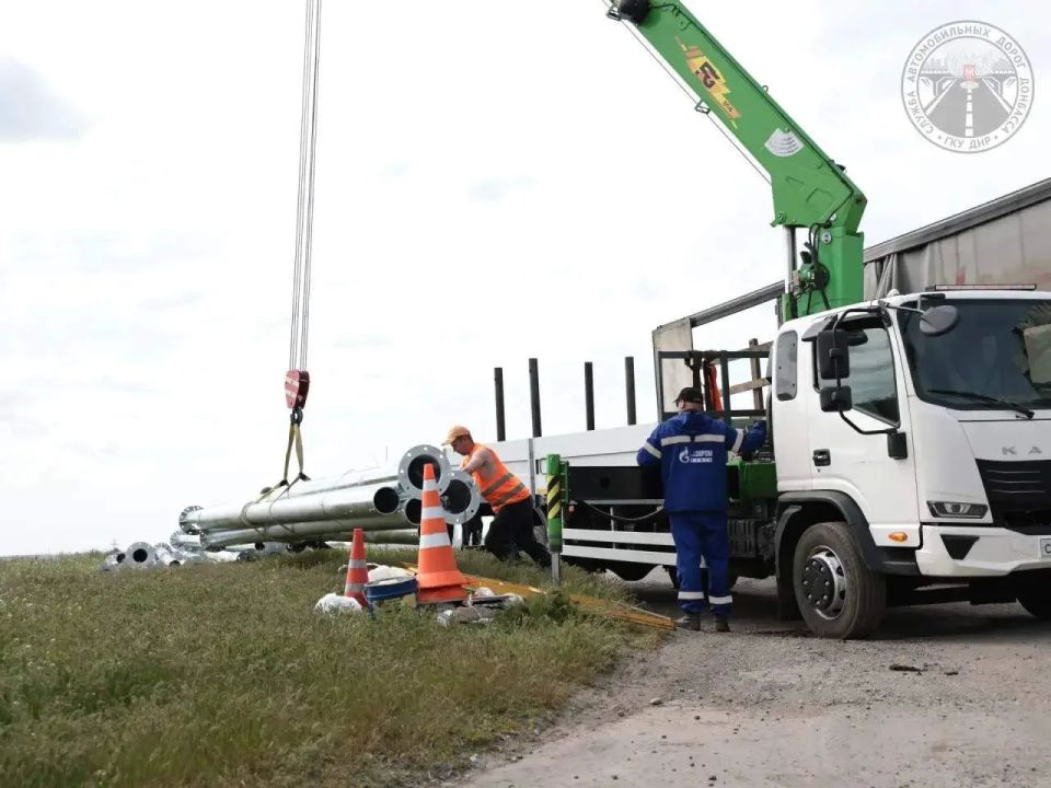 На автомобильной дороге 21К02 Донецк - Макеевка - Торез - до границы ЛНР дорожниками установлено уже более 340 опор освещения На автомобильной дороге 21К02 Донецк - Макеевка - Торез - до границы ЛНР дорожниками установлено уже более 340 опор освещения