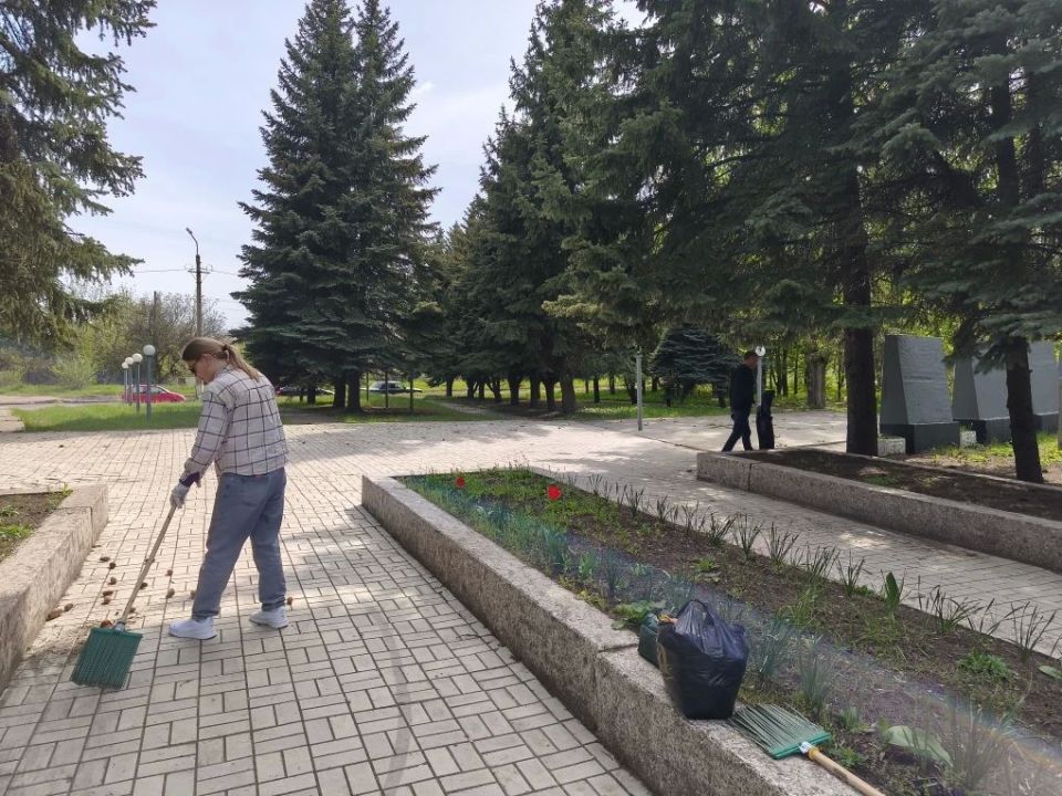 Акция «Чистый обелиск». Сегодня, 6 мая, в рамках партийного проекта «Историческая Память» Всероссийской политической партии «Единая Россия», состоялась акция «Чистый обелиск» Акция «Чистый обелиск». Сегодня, 6 мая, в рамках партийного проекта «Историческая Память» Всероссийской политической партии «Единая Россия», состоялась акция «Чистый обелиск»