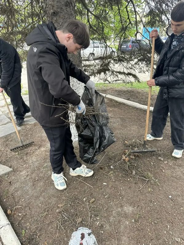 «Чистый обелиск»: уборка памятника «Братская могила советских воинов Южного фронта» в Горняцком внутригородском районе «Чистый обелиск»: уборка памятника «Братская могила советских воинов Южного фронта» в Горняцком внутригородском районе
