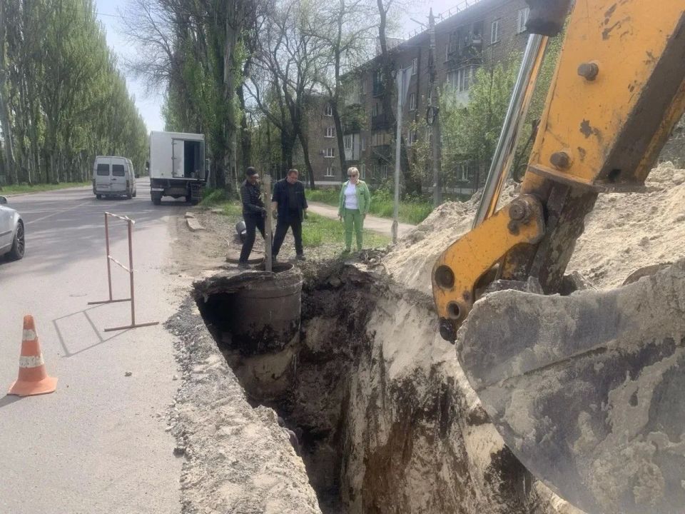 Сегодня, 7 мая в Червоногвардейском районе города Макеевки сотрудниками филиала Макеевского ПУВКХ ГУП ДНР «Вода Донбасса» осуществляются работы по устранению засора канализации возле домов № 48 по улице Малиновского, № 49 по... Сегодня, 7 мая в Червоногвардейском районе города Макеевки сотрудниками филиала Макеевского ПУВКХ ГУП ДНР «Вода Донбасса» осуществляются работы по устранению засора канализации возле домов № 48 по улице Малиновского, № 49 по...