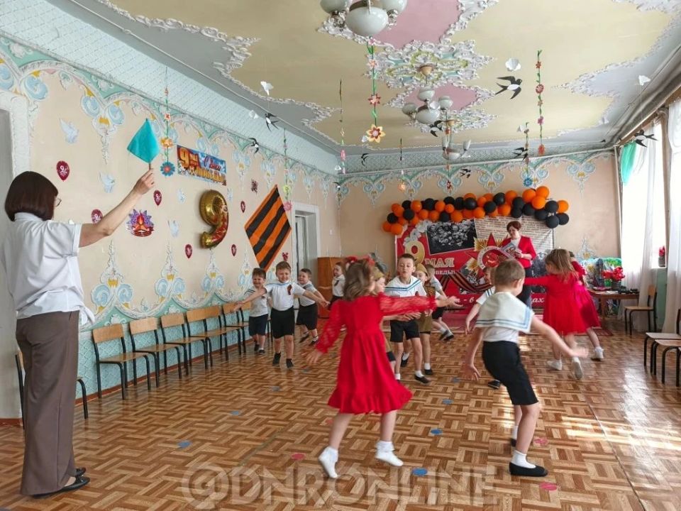 В макеевской школе № 53 состоялось торжественное мероприятие «Бессмертный полк», в ходе которого перед школьниками выступил главный редактор СИ «ДНР Онлайн» Станислав Ретинский В макеевской школе № 53 состоялось торжественное мероприятие «Бессмертный полк», в ходе которого перед школьниками выступил главный редактор СИ «ДНР Онлайн» Станислав Ретинский