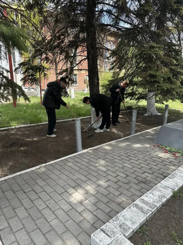 «Чистый обелиск»: уборка памятника «Братская могила советских воинов Южного фронта» в Горняцком внутригородском районе «Чистый обелиск»: уборка памятника «Братская могила советских воинов Южного фронта» в Горняцком внутригородском районе