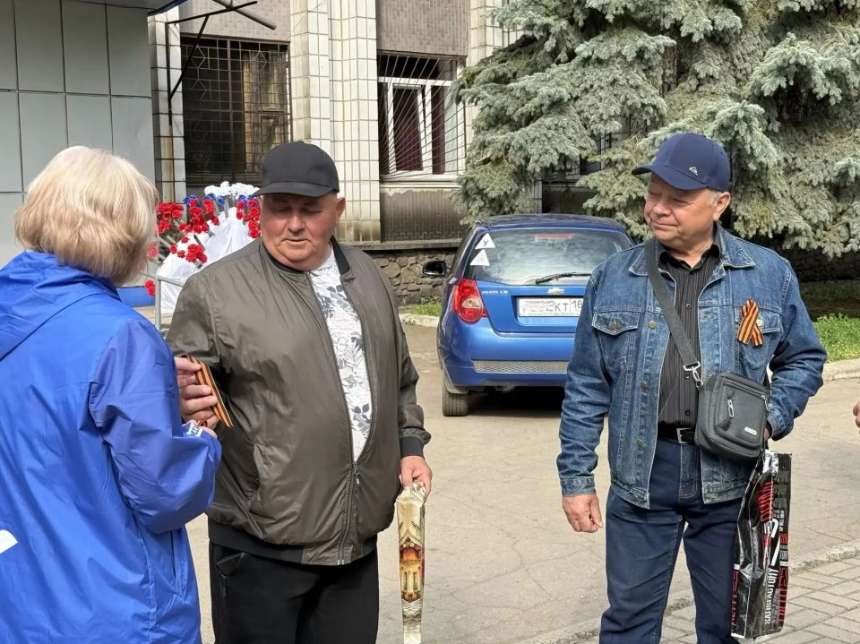 В Советском внутригородском районе городского округа Макеевка состоялась патриотическая акция «Лента памяти» В Советском внутригородском районе городского округа Макеевка состоялась патриотическая акция «Лента памяти»