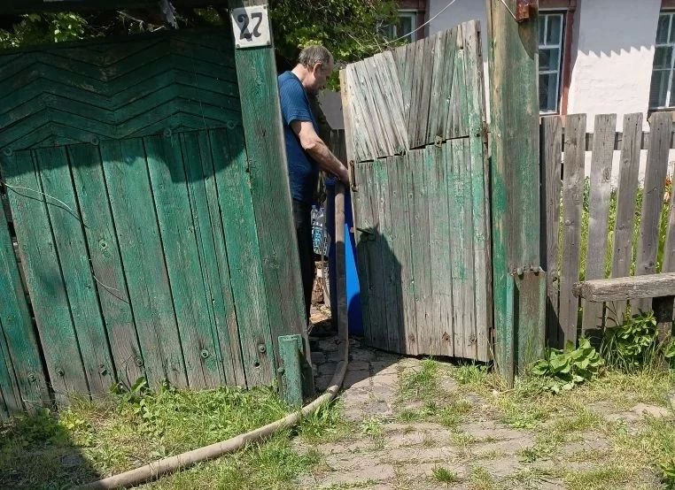В Кировском внутригородском районе при поддержке региона-шефа Московская область продолжается подвоз воды для жителей домов, в которые в установленный графиком день не поступила вода В Кировском внутригородском районе при поддержке региона-шефа Московская область продолжается подвоз воды для жителей домов, в которые в установленный графиком день не поступила вода