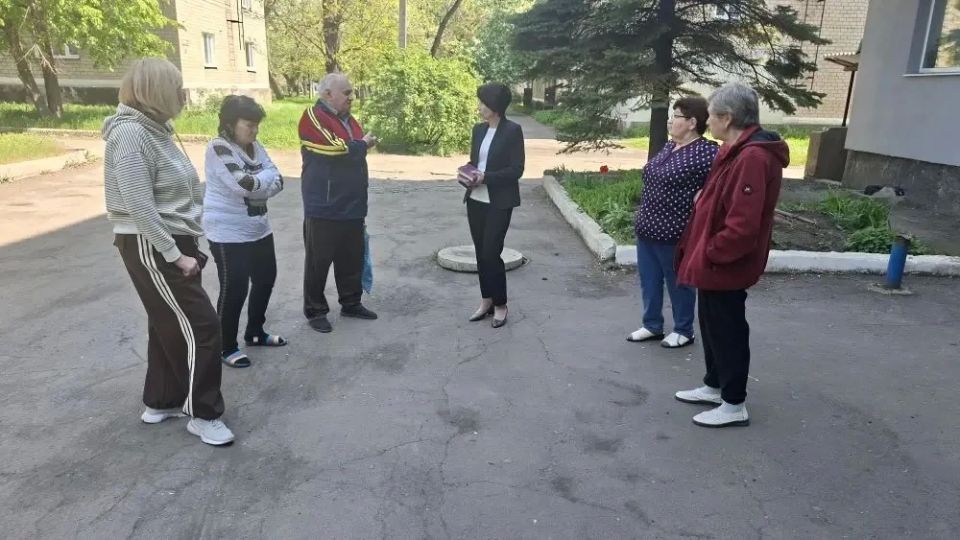Заместитель руководителя Управы Горняцкого внутригородского района Администрации городского округа Макеевка Октябрина Иваненко провела встречу с населением на подведомственной территории по адресу: г. Макеевка, ул. Чапаева...
