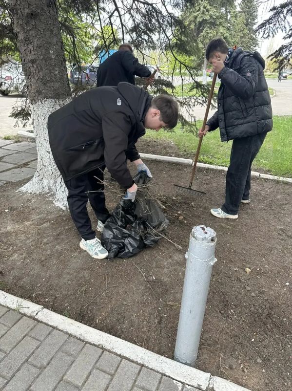 «Чистый обелиск»: уборка памятника «Братская могила советских воинов Южного фронта» в Горняцком внутригородском районе «Чистый обелиск»: уборка памятника «Братская могила советских воинов Южного фронта» в Горняцком внутригородском районе
