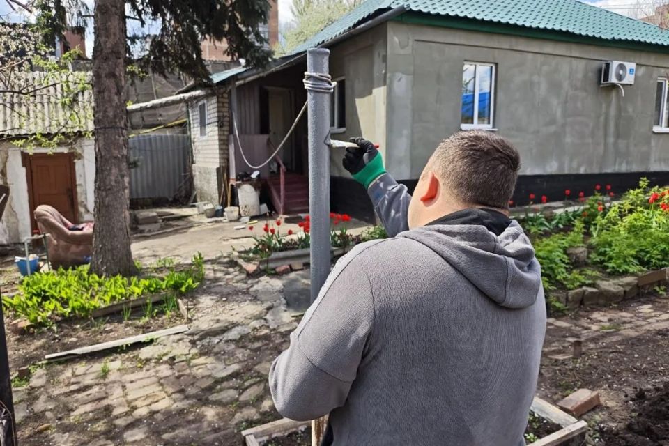 Забор подправили, душу согрели: в Макеевке росгвардейцы помогли по хозяйству 101-летнему ветерану Забор подправили, душу согрели: в Макеевке росгвардейцы помогли по хозяйству 101-летнему ветерану