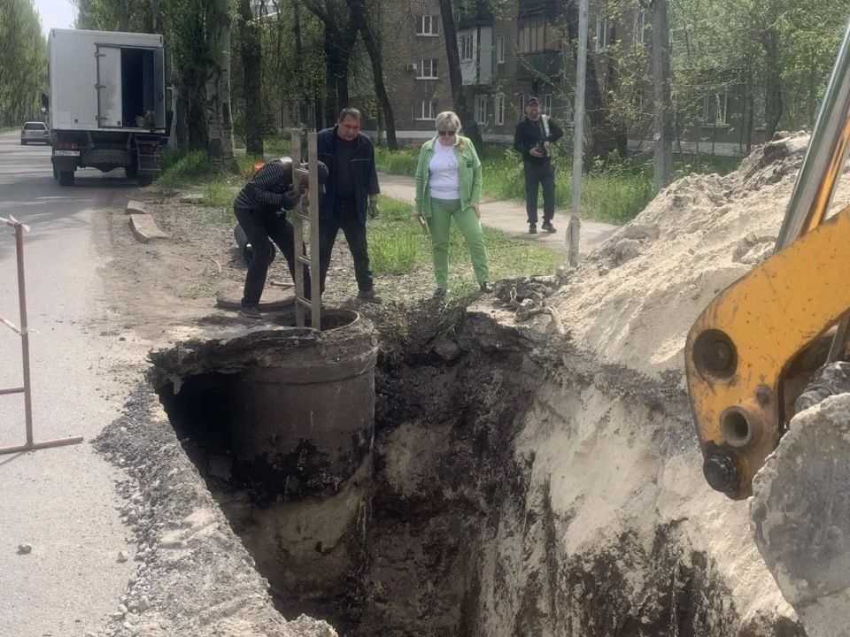 Сегодня, 7 мая в Червоногвардейском районе города Макеевки сотрудниками филиала Макеевского ПУВКХ ГУП ДНР «Вода Донбасса» осуществляются работы по устранению засора канализации возле домов № 48 по улице Малиновского, № 49 по...