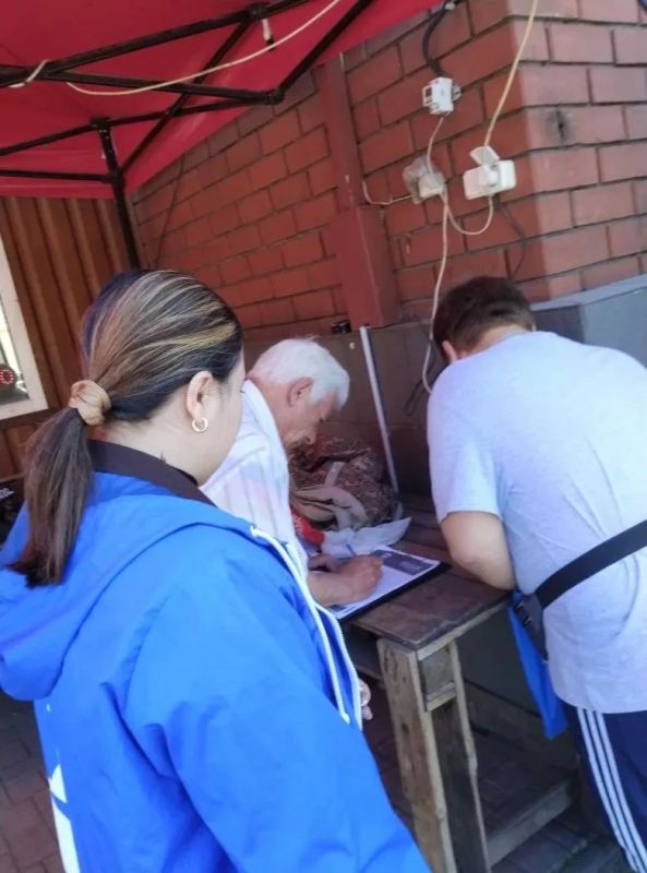 Сегодня, 8 мая в Червоногвардейском районе Макеевки проходит распространение специального выпуска бюллетеня Регионального Общественного Движения «Донецкая Республика» Сегодня, 8 мая в Червоногвардейском районе Макеевки проходит распространение специального выпуска бюллетеня Регионального Общественного Движения «Донецкая Республика»
