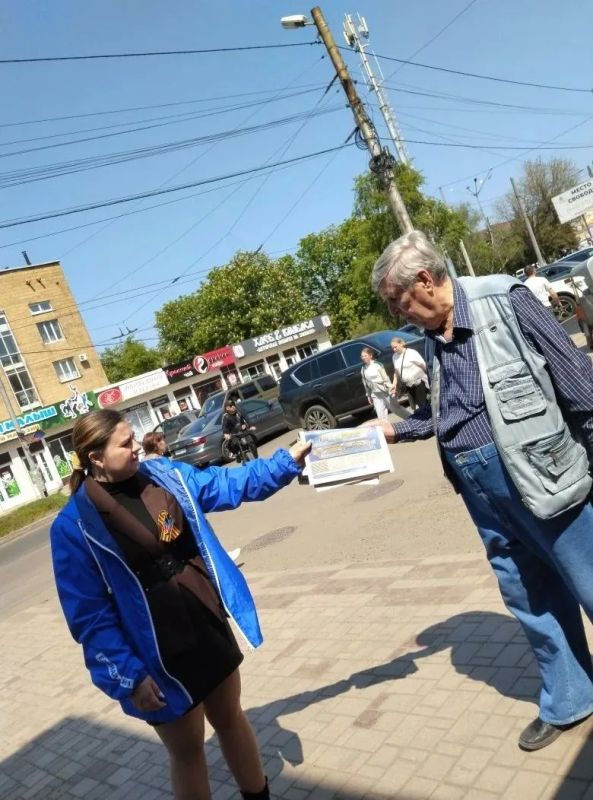 Сегодня, 8 мая в Червоногвардейском районе Макеевки проходит распространение специального выпуска бюллетеня Регионального Общественного Движения «Донецкая Республика» Сегодня, 8 мая в Червоногвардейском районе Макеевки проходит распространение специального выпуска бюллетеня Регионального Общественного Движения «Донецкая Республика»
