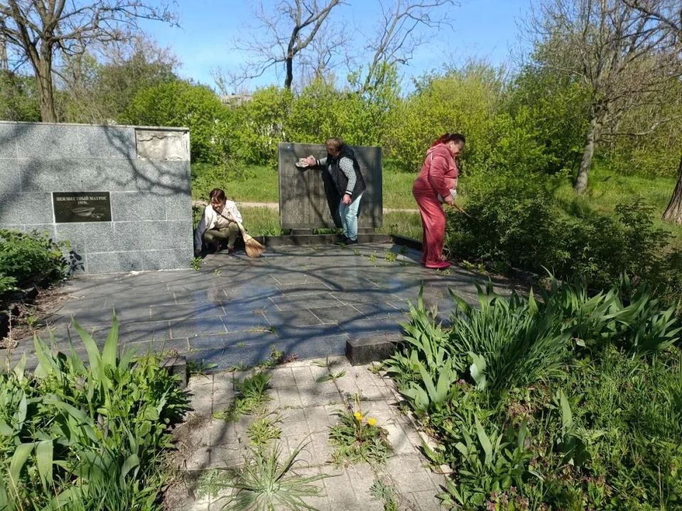 Акция «Чистый обелиск». В преддверие Дня Победы, в рамках партийного проекта «Историческая память» партии «Единая Россия», состоялась акция «Чистый обелиск» Акция «Чистый обелиск». В преддверие Дня Победы, в рамках партийного проекта «Историческая память» партии «Единая Россия», состоялась акция «Чистый обелиск»