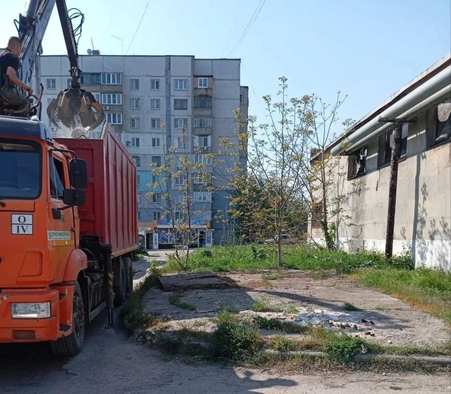 Сегодня, 8 мая, с целью приведения территории в надлежащее санитарное состояние в Кировском внутригородском районе выполнены работы по вывозу крупногабаритных накоплений мусора на контейнерных площадках по адресам: ул.... Сегодня, 8 мая, с целью приведения территории в надлежащее санитарное состояние в Кировском внутригородском районе выполнены работы по вывозу крупногабаритных накоплений мусора на контейнерных площадках по адресам: ул....