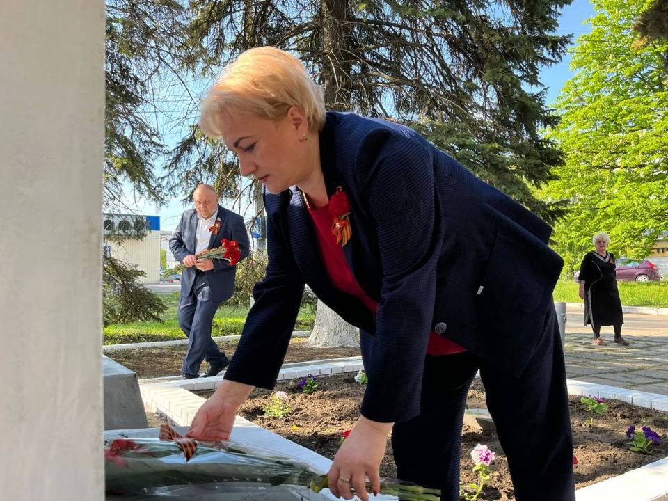 Юлия Крюкова и Дмитрий Плетень приняли участие в торжественной церемонии награждения в Харцызске, приуроченной ко Дню Победы Юлия Крюкова и Дмитрий Плетень приняли участие в торжественной церемонии награждения в Харцызске, приуроченной ко Дню Победы