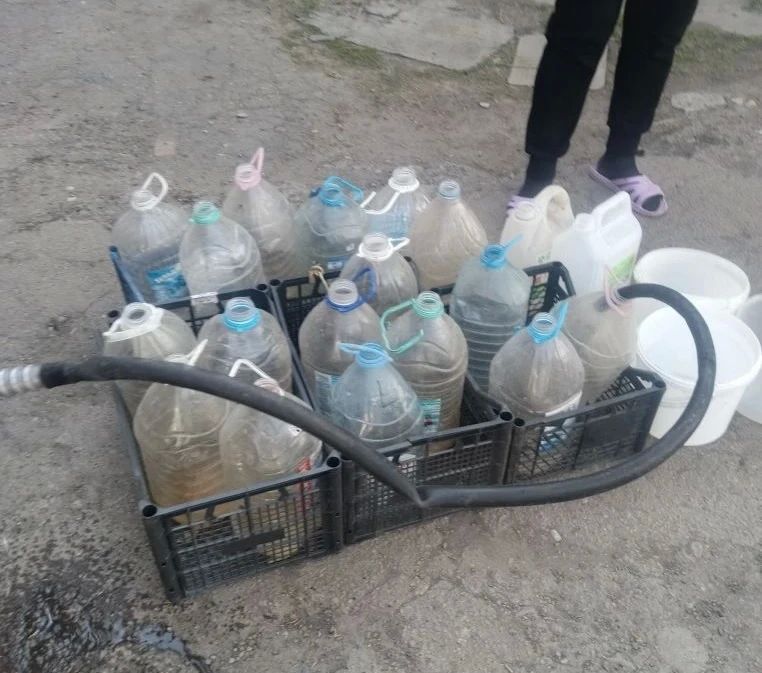 В Кировском внутригородском районе при поддержке региона-шефа Московская область продолжается подвоз воды для жителей домов, в которые в установленный графиком день не поступила вода В Кировском внутригородском районе при поддержке региона-шефа Московская область продолжается подвоз воды для жителей домов, в которые в установленный графиком день не поступила вода