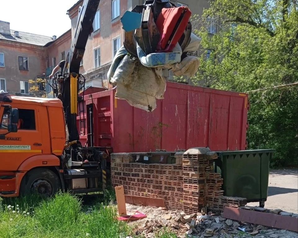 Сегодня, 8 мая, с целью приведения территории в надлежащее санитарное состояние в Кировском внутригородском районе выполнены работы по вывозу крупногабаритных накоплений мусора на контейнерных площадках по адресам: ул.... Сегодня, 8 мая, с целью приведения территории в надлежащее санитарное состояние в Кировском внутригородском районе выполнены работы по вывозу крупногабаритных накоплений мусора на контейнерных площадках по адресам: ул....