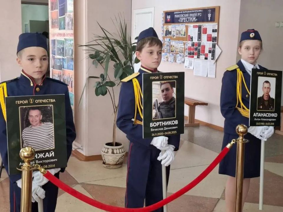 Связь поколений жива: «Бессмертный полк» в лицее Макеевки Связь поколений жива: «Бессмертный полк» в лицее Макеевки