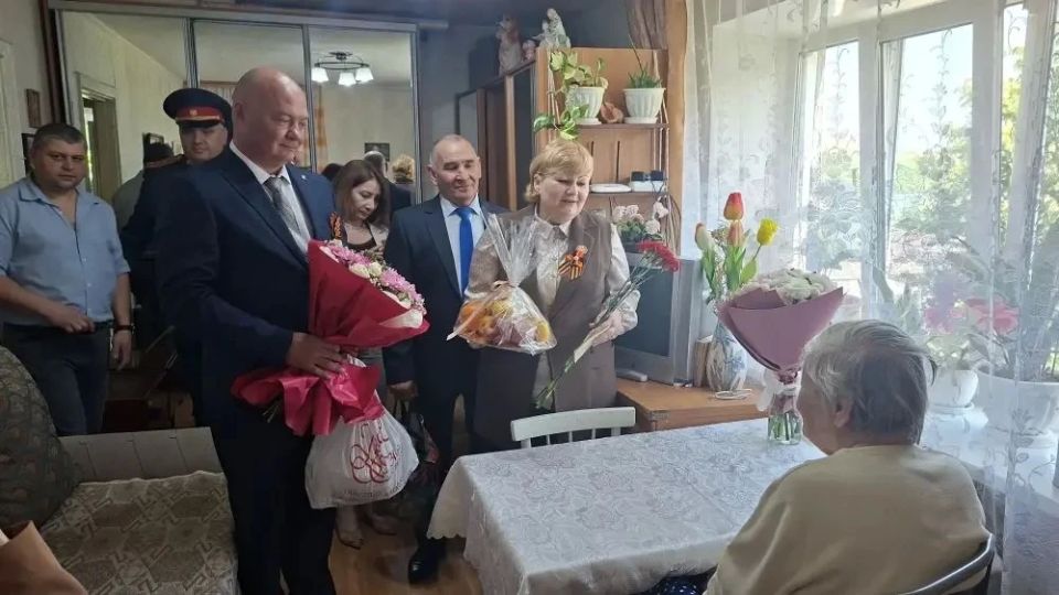 В день 81 годовщины Великой Победы, жители Горняцкого района с особым трепетом и глубочайшим уважением склоняют головы перед подвигом тех, кто отстоял мирное небо В день 81 годовщины Великой Победы, жители Горняцкого района с особым трепетом и глубочайшим уважением склоняют головы перед подвигом тех, кто отстоял мирное небо