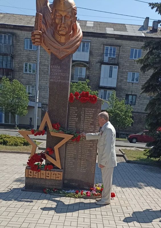 Член Общественной палаты ДНР Георгий Янков отдал дань глубокого уважения подвигу героев, возложив цветы к мемориалам в Макеевке и поселке Холодная Балка Член Общественной палаты ДНР Георгий Янков отдал дань глубокого уважения подвигу героев, возложив цветы к мемориалам в Макеевке и поселке Холодная Балка