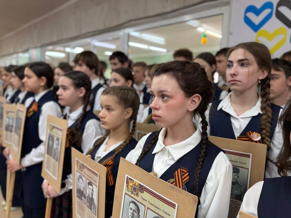 Связь поколений жива: «Бессмертный полк» в лицее Макеевки Связь поколений жива: «Бессмертный полк» в лицее Макеевки