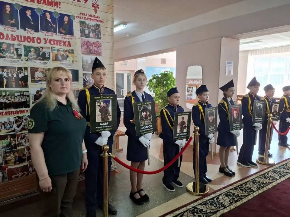 Связь поколений жива: «Бессмертный полк» в лицее Макеевки Связь поколений жива: «Бессмертный полк» в лицее Макеевки