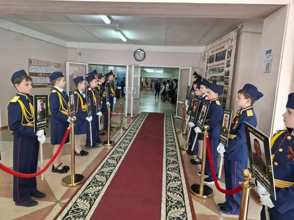 Связь поколений жива: «Бессмертный полк» в лицее Макеевки Связь поколений жива: «Бессмертный полк» в лицее Макеевки