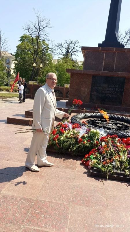 Член Общественной палаты ДНР Георгий Янков отдал дань глубокого уважения подвигу героев, возложив цветы к мемориалам в Макеевке и поселке Холодная Балка Член Общественной палаты ДНР Георгий Янков отдал дань глубокого уважения подвигу героев, возложив цветы к мемориалам в Макеевке и поселке Холодная Балка