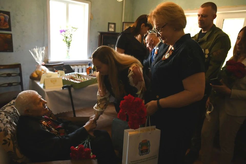 Сегодня, в День Победы, мне выпала высокая честь вместе с коллегами лично поздравить наших ветеранов Великой Отечественной войны, участников боевых действий - Валентину Тимофеевну БазилевичБолотову и Николая Павловича... Сегодня, в День Победы, мне выпала высокая честь вместе с коллегами лично поздравить наших ветеранов Великой Отечественной войны, участников боевых действий - Валентину Тимофеевну БазилевичБолотову и Николая Павловича...