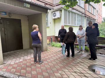 Депутат Макеевского городского совета Александр Рыжков провел встречу с населением на подведомственной территории по адресу: г. Макеевка, м-н Зеленый, 5