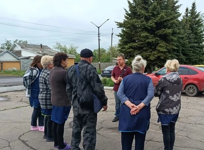 14 мая, в рамках поручения Главы ДНР Дениса Пушилина, депутат Макеевского городского созыва Донецкой Народной Республики Андрей Зотеев провел встречу с населением возле Основной школы № 80