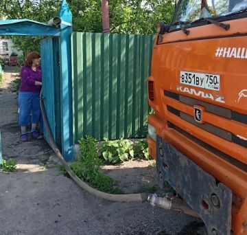 В Кировском внутригородском районе при поддержке региона-шефа Московская область продолжается подвоз воды для жителей домов, в которые в установленный графиком день не поступила вода