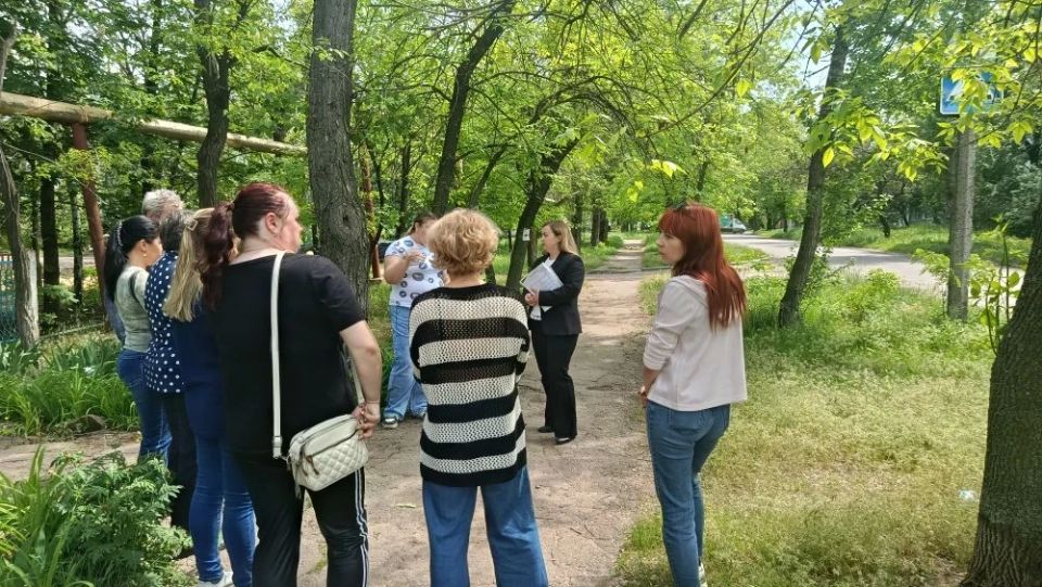 Сегодня, 19 мая, в Советском внутригородском районе депутат Макеевского городского совета первого созыва Алена Трякина встретилась с жителями жилого массива Ханженково-Северный возле Детского сада № 79 Сегодня, 19 мая, в Советском внутригородском районе депутат Макеевского городского совета первого созыва Алена Трякина встретилась с жителями жилого массива Ханженково-Северный возле Детского сада № 79