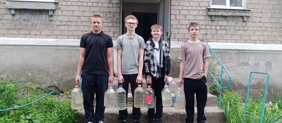 Сегодня, 20 мая учащиеся ГБОУ "ОШ № 77 Г.О. МАКЕЕВКА" приняли активное участие в акции "Маленькие добрые дела" и оказали помощь в доставке воды маломобильным гражданам Сегодня, 20 мая учащиеся ГБОУ "ОШ № 77 Г.О. МАКЕЕВКА" приняли активное участие в акции "Маленькие добрые дела" и оказали помощь в доставке воды маломобильным гражданам