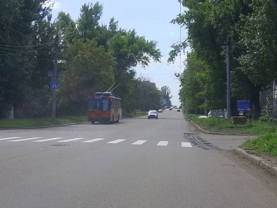 С целью обеспечения безопасности дорожного движения проведены работы по нанесению дорожной разметки «пешеходный переход» по ул. Ленина (в районе остановки «Почта» и на пересечении ул. Грибиниченко) С целью обеспечения безопасности дорожного движения проведены работы по нанесению дорожной разметки «пешеходный переход» по ул. Ленина (в районе остановки «Почта» и на пересечении ул. Грибиниченко)
