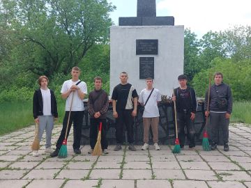 Студенты Макеевского многопрофильного техникума и активисты ПО № 554 приняли участие в уборе Братской могилы шахтеров и Советских воинов в парке им. Воровского в рамках акции «Маленькие добрые дела»