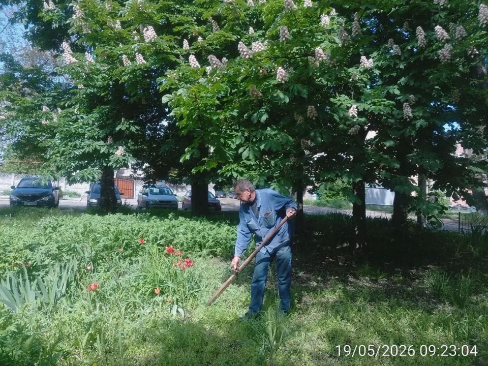 Сегодня, 20 мая, с целью приведения территории в надлежащее санитарное состояние в Кировском внутригородском районе города Макеевки предприятиями, организациями и учреждениями района продолжаются работы по покосу травы Сегодня, 20 мая, с целью приведения территории в надлежащее санитарное состояние в Кировском внутригородском районе города Макеевки предприятиями, организациями и учреждениями района продолжаются работы по покосу травы
