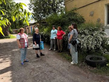 В Червоногвардейском районе прошла встреча с жителями жилого массива Крупской возле дома № 3 по улице Репина в рамках партийного проекта Единой России «Управдом»
