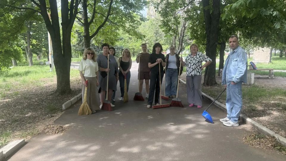 Сегодня, 21 мая в Червоногвардейском районе трудовой коллектив МБУ «Дворец культуры им. К.И.Поченкова» и активисты первичного отделения № 582 партии «Единая Россия» собрались в сквере «50-летия Победы в Великой Отечественной... Сегодня, 21 мая в Червоногвардейском районе трудовой коллектив МБУ «Дворец культуры им. К.И.Поченкова» и активисты первичного отделения № 582 партии «Единая Россия» собрались в сквере «50-летия Победы в Великой Отечественной...