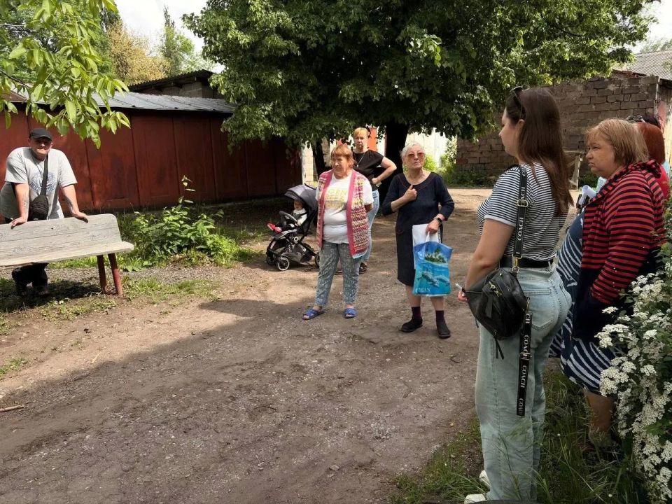 В Червоногвардейском районе прошла встреча с жителями жилого массива Крупской возле дома № 6 по улице Солидарности в рамках партийного проекта Единой России «Управдом» В Червоногвардейском районе прошла встреча с жителями жилого массива Крупской возле дома № 6 по улице Солидарности в рамках партийного проекта Единой России «Управдом»
