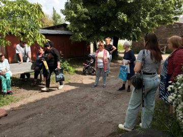 В Червоногвардейском районе прошла встреча с жителями жилого массива Крупской возле дома № 6 по улице Солидарности в рамках партийного проекта Единой России «Управдом»