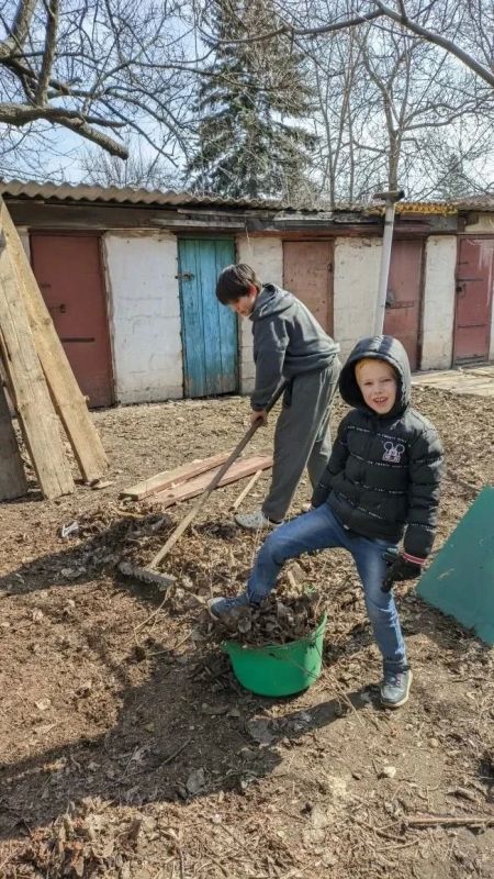 21 мая в Червоногвардейском районе прошла добрая и трогательная акция «Маленькие добрые дела», организованная МБУДО «Дом детского и юношеского творчества города Макеевки» и активистами первичного отделения № 588 партии... 21 мая в Червоногвардейском районе прошла добрая и трогательная акция «Маленькие добрые дела», организованная МБУДО «Дом детского и юношеского творчества города Макеевки» и активистами первичного отделения № 588 партии...