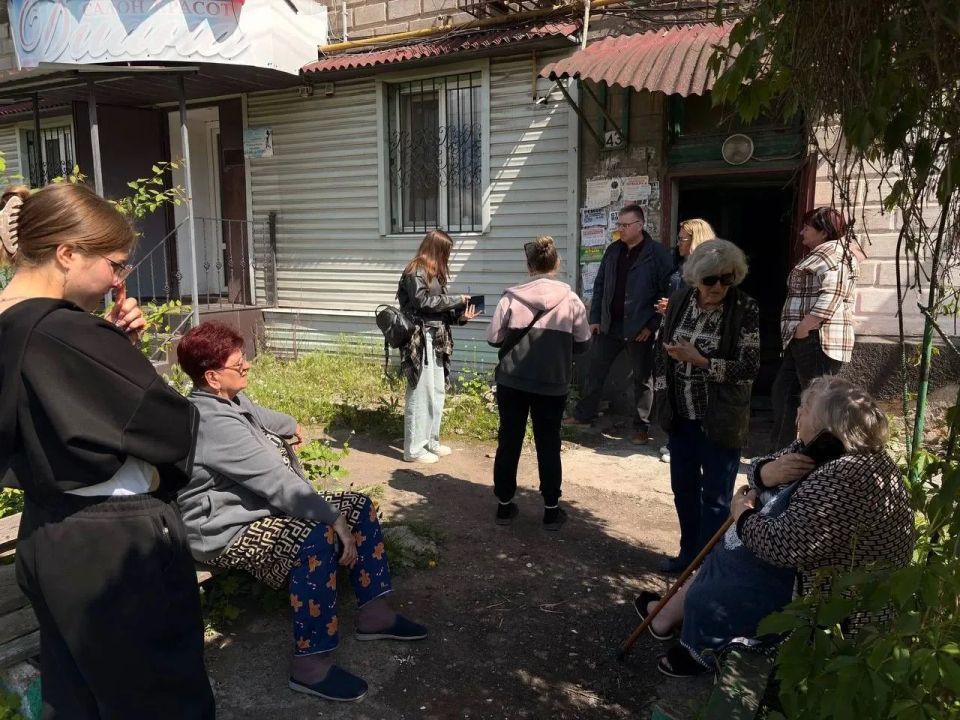 В Червоногвардейском районе состоялась встреча с жителями жилого массива Калинина возле дома № 43 по улице Ткаченко в рамках партийного проекта Единой России «Управдом» В Червоногвардейском районе состоялась встреча с жителями жилого массива Калинина возле дома № 43 по улице Ткаченко в рамках партийного проекта Единой России «Управдом»