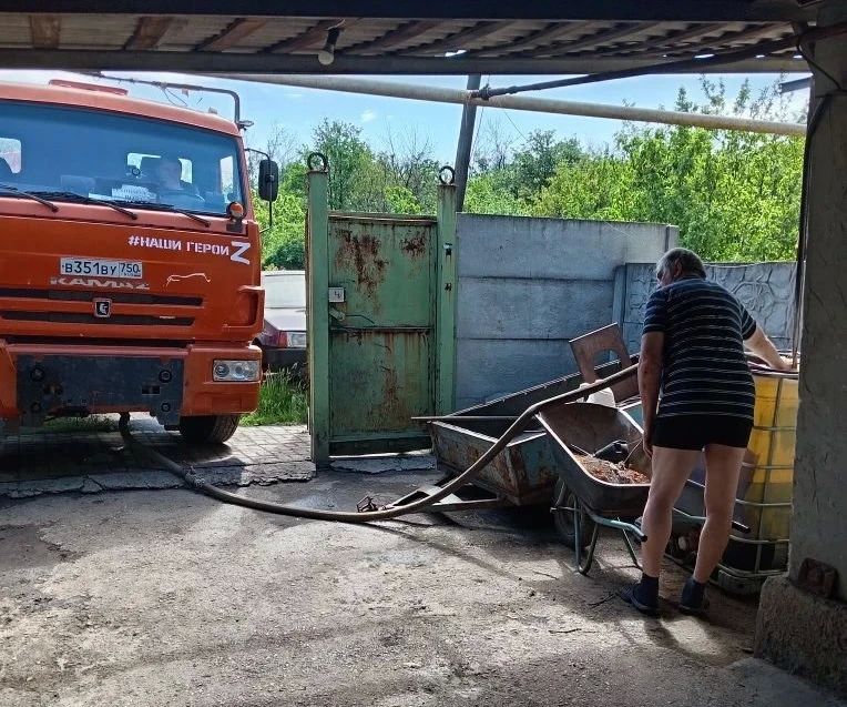 В Кировском внутригородском районе при поддержке региона-шефа Московская область продолжается подвоз воды для жителей домов, в которые в установленный графиком день не поступила вода В Кировском внутригородском районе при поддержке региона-шефа Московская область продолжается подвоз воды для жителей домов, в которые в установленный графиком день не поступила вода