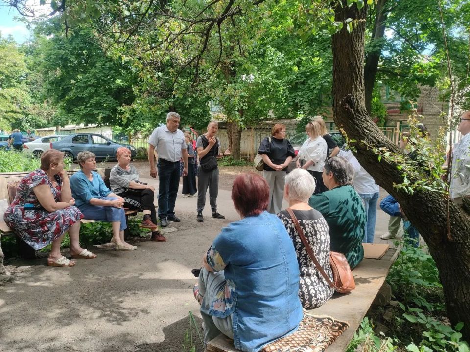 В рамках поручения Главы ДНР Дениса Пушилина, 21 мая, руководитель Управы Кировского внутригородского района Администрации городского округа Макеевка Донецкой Народной Республики Андрей Хорошко и депутат Народного Совета... В рамках поручения Главы ДНР Дениса Пушилина, 21 мая, руководитель Управы Кировского внутригородского района Администрации городского округа Макеевка Донецкой Народной Республики Андрей Хорошко и депутат Народного Совета...